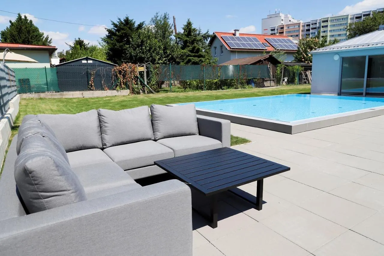 Red Flower Apartment With Pool - 5 Min To Lake Vienna Austria