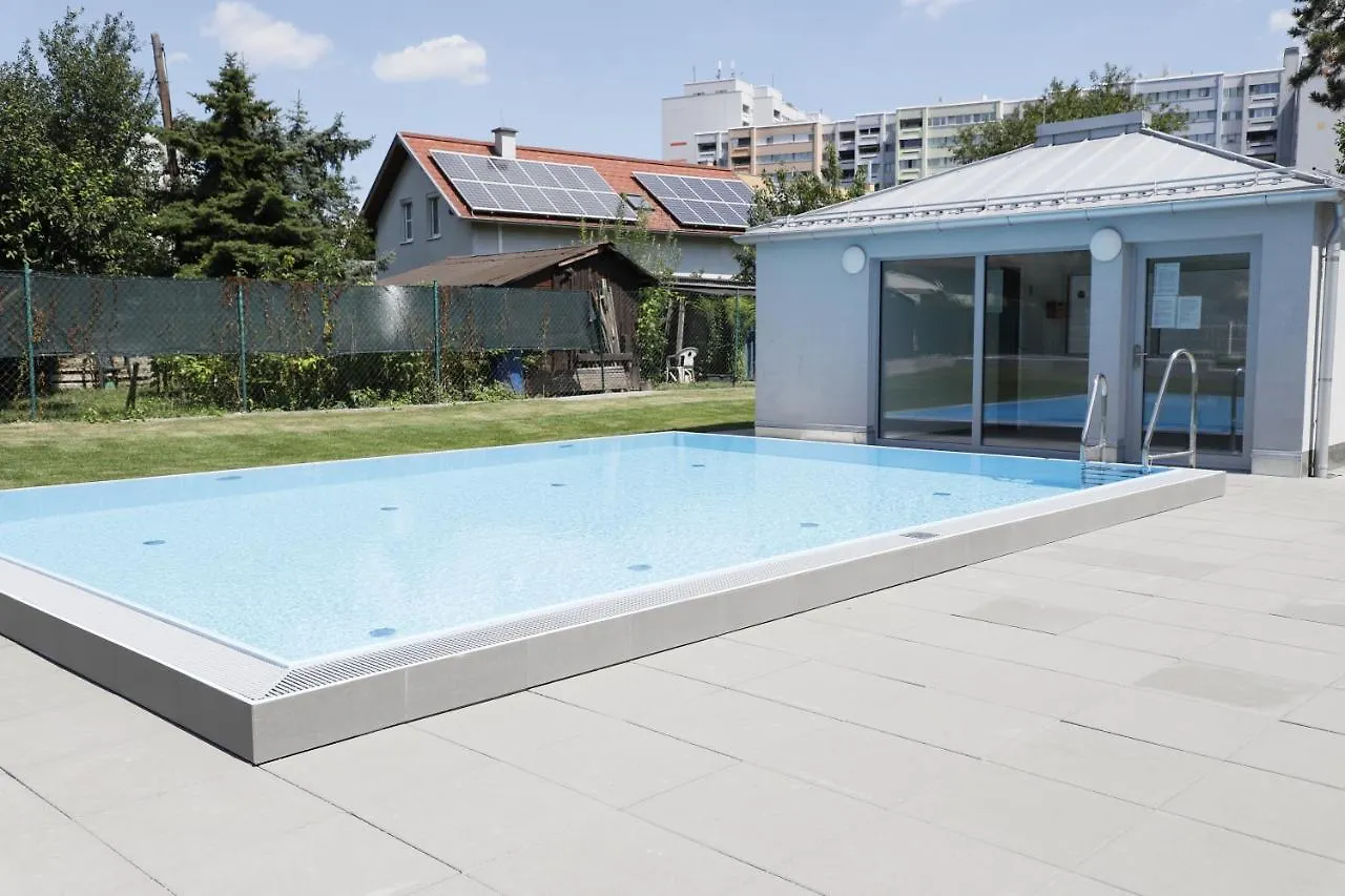 Red Flower Apartment With Pool - 5 Min To Lake Vienna