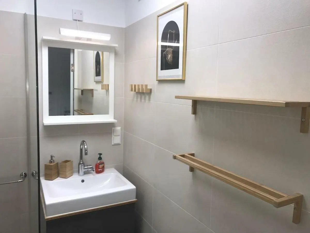 Red Flower Apartment With Pool - 5 Min To Lake Vienna