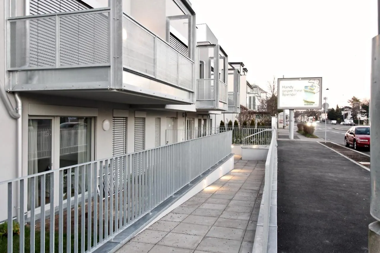 Red Flower Apartment With Pool - 5 Min To Lake Vienna