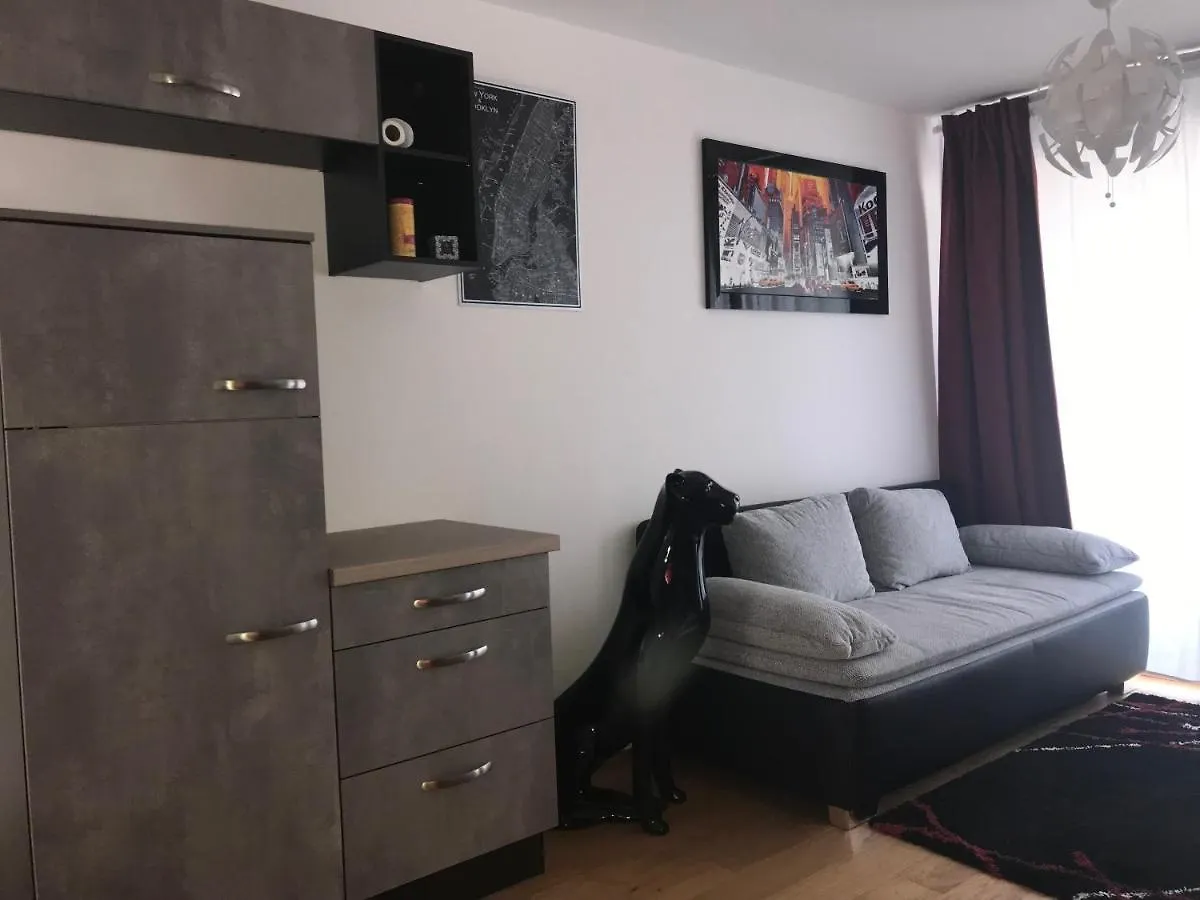 Red Flower Apartment With Pool - 5 Min To Lake Vienna