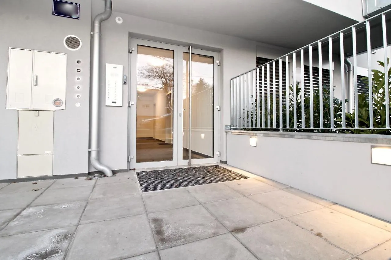 Red Flower Apartment With Pool - 5 Min To Lake Vienna