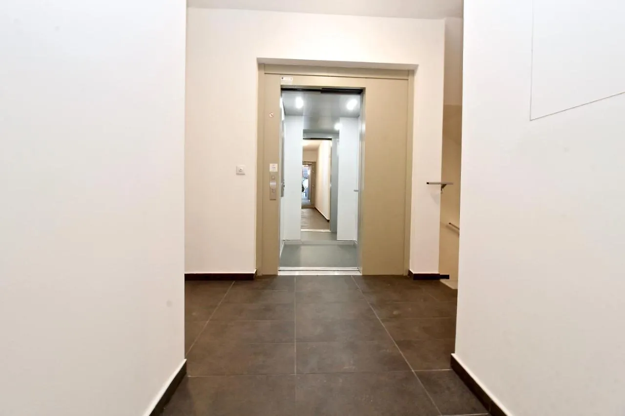 Red Flower Apartment With Pool - 5 Min To Lake Vienna