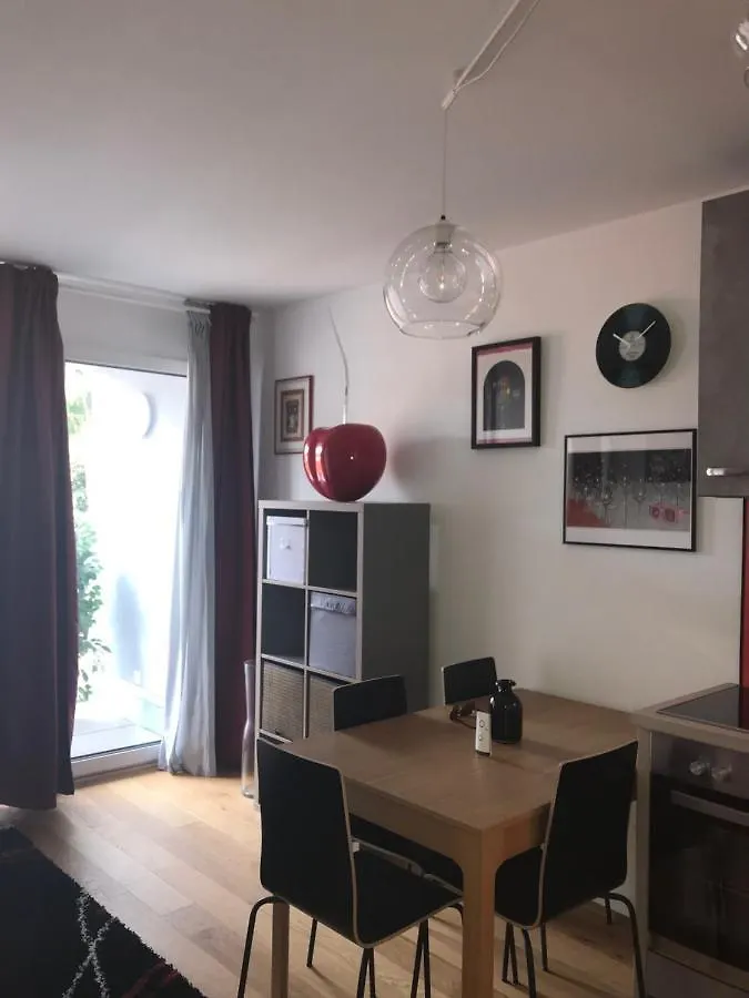 Red Flower Apartment With Pool - 5 Min To Lake Vienna