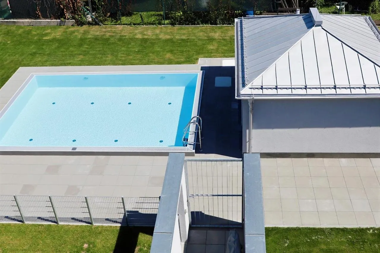 Red Flower Apartment With Pool - 5 Min To Lake Vienna