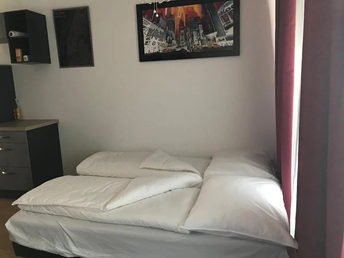 Red Flower Apartment With Pool - 5 Min To Lake Vienna Austria