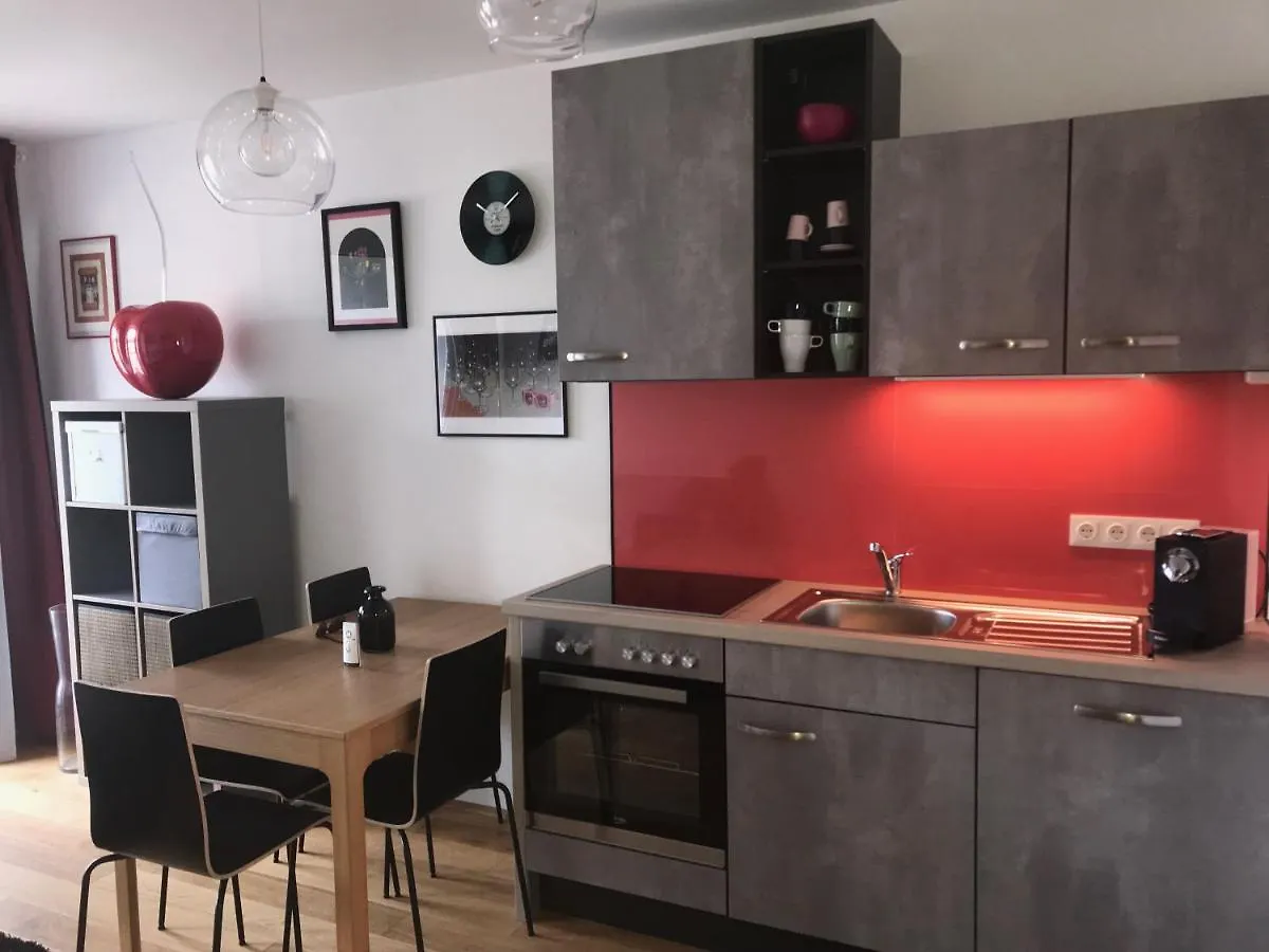 Red Flower Apartment With Pool - 5 Min To Lake Vienna Austria
