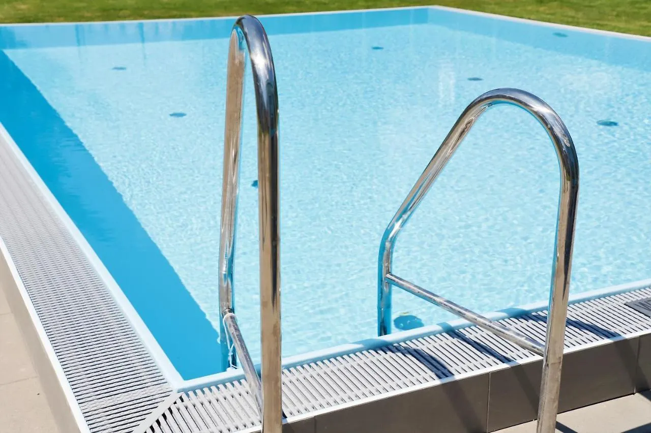 Red Flower Apartment With Pool - 5 Min To Lake Vienna