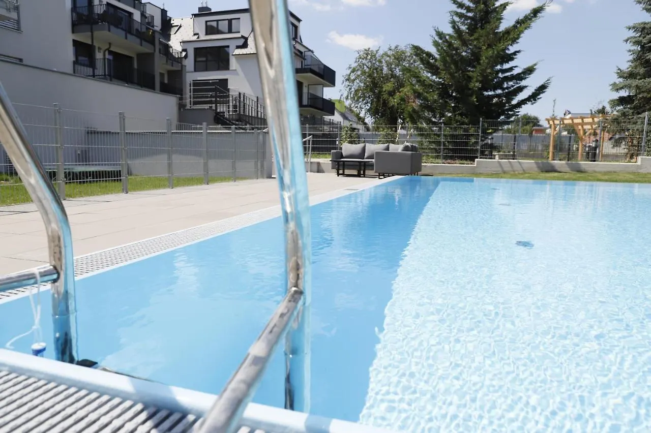 Red Flower Apartment With Pool - 5 Min To Lake Vienna