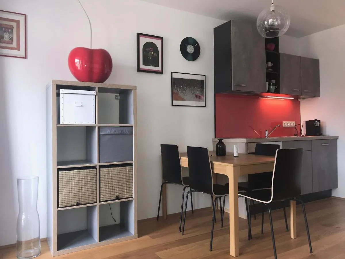 Red Flower Apartment With Pool - 5 Min To Lake Vienna
