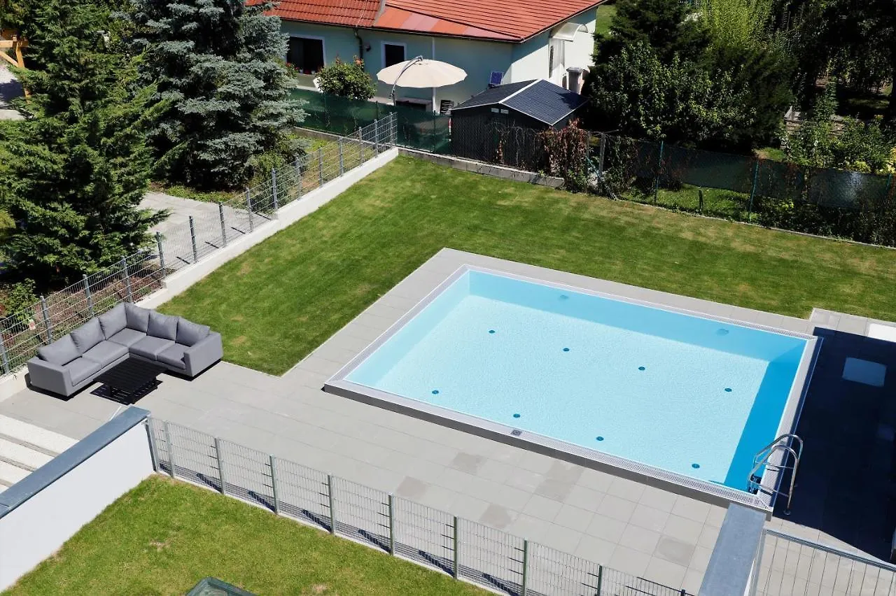 Red Flower Apartment With Pool - 5 Min To Lake Vienna 0*,  Austria