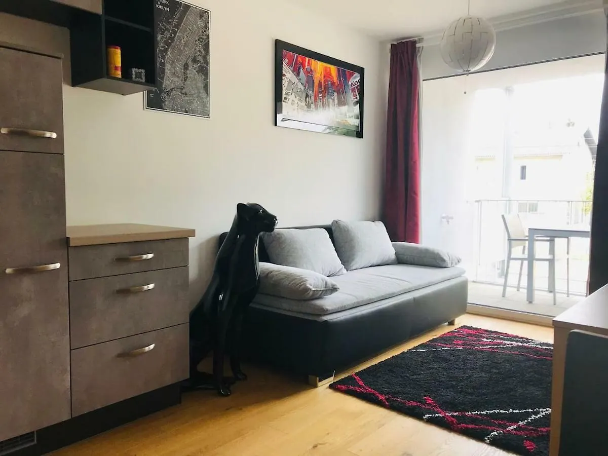 Red Flower Apartment With Pool - 5 Min To Lake Vienna