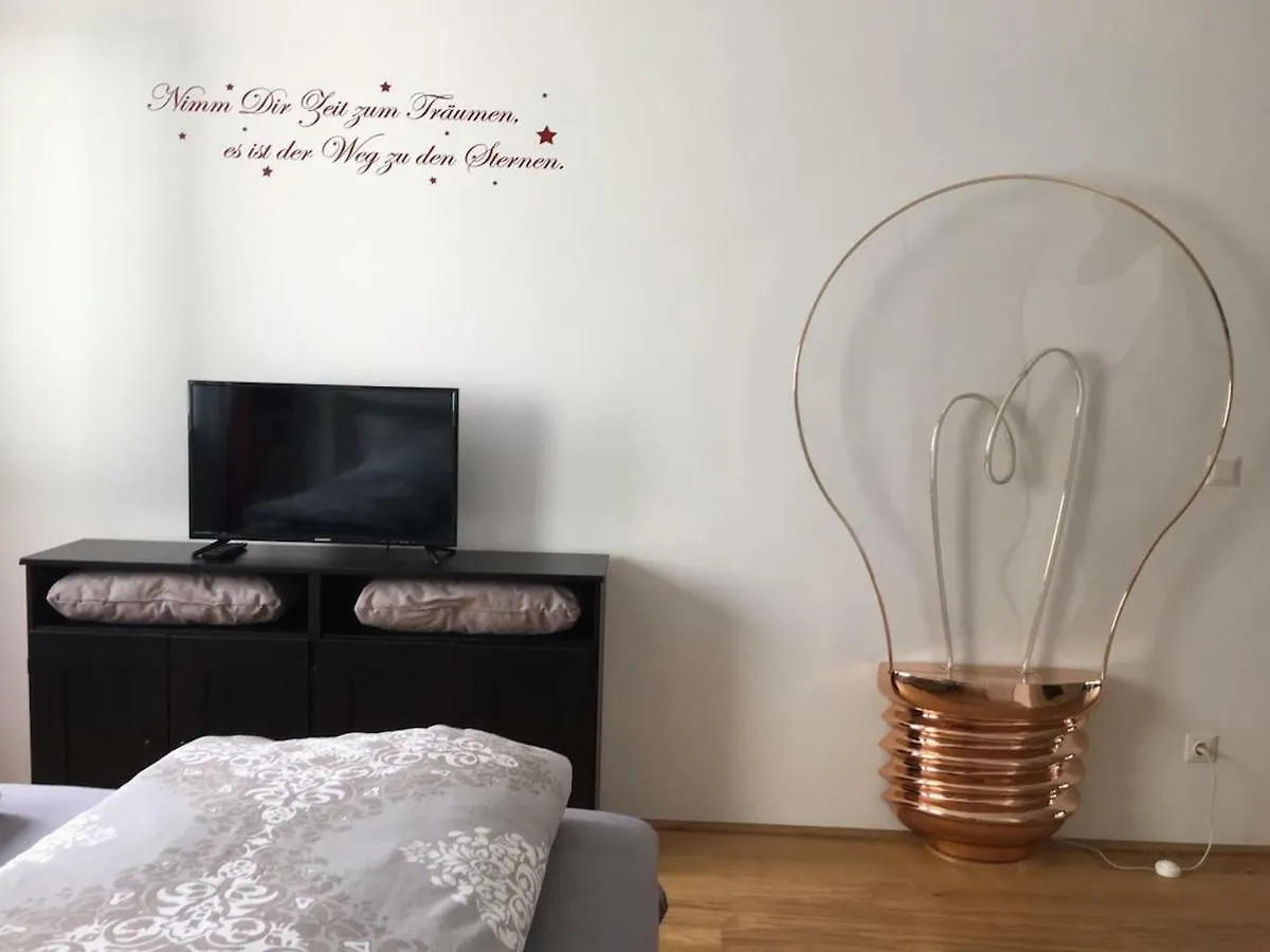 Red Flower Apartment With Pool - 5 Min To Lake Vienna