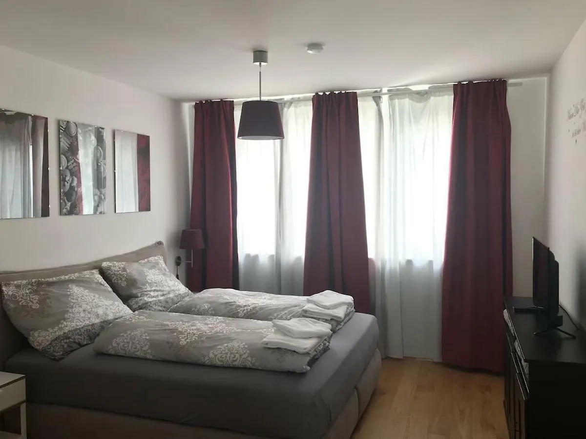 Red Flower Apartment With Pool - 5 Min To Lake Vienna